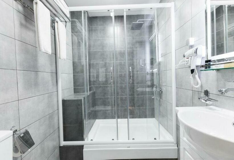 Standard Szoba, Roadside By Khorrot