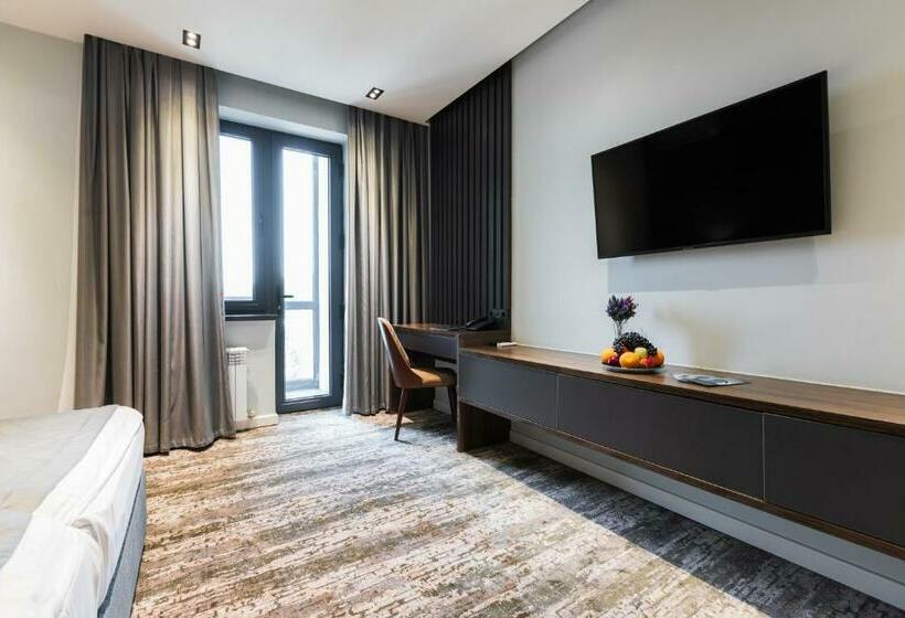 Standard Szoba, Roadside By Khorrot