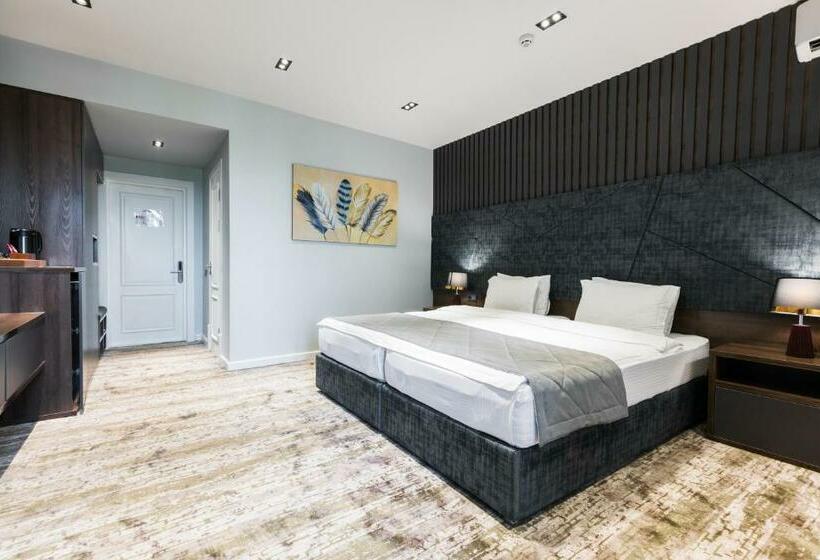 Standard Szoba, Roadside By Khorrot