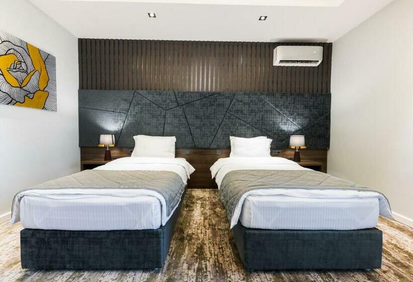 Standard Szoba, Roadside By Khorrot