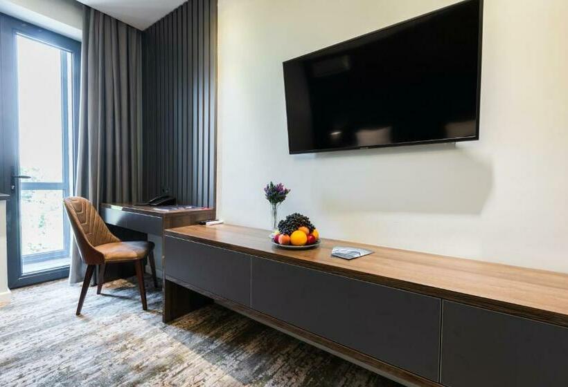 Standard Szoba, Roadside By Khorrot