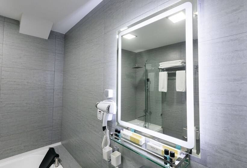 Standard Szoba, Roadside By Khorrot