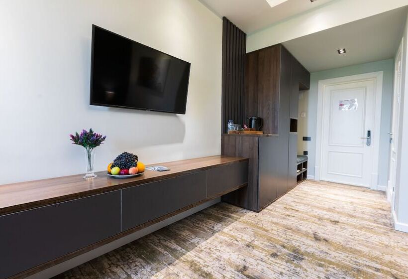 Standard Szoba, Roadside By Khorrot