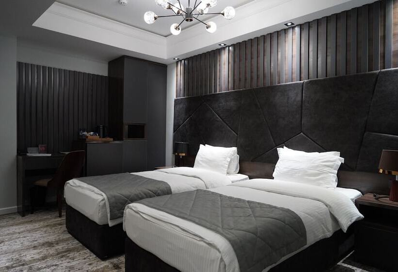 Economy Szoba, Roadside By Khorrot