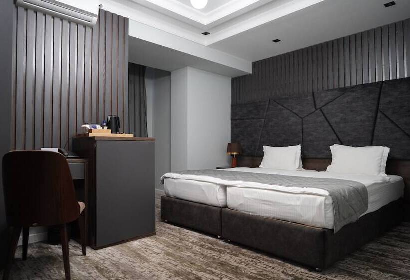 Economy Szoba, Roadside By Khorrot