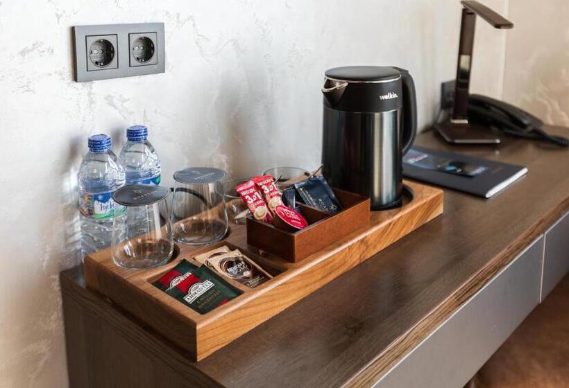 Városra Néző Suite, Roadside By Khorrot