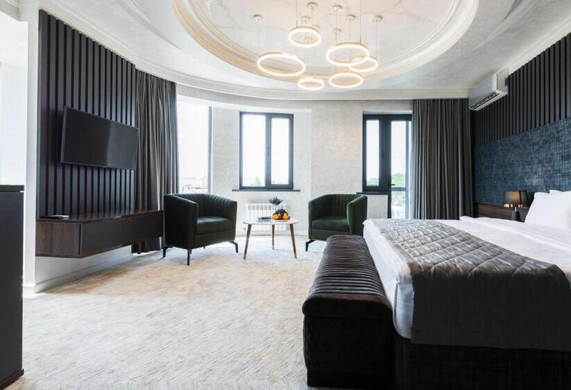 Városra Néző Suite, Roadside By Khorrot