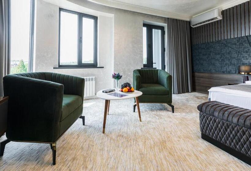 Városra Néző Suite, Roadside By Khorrot