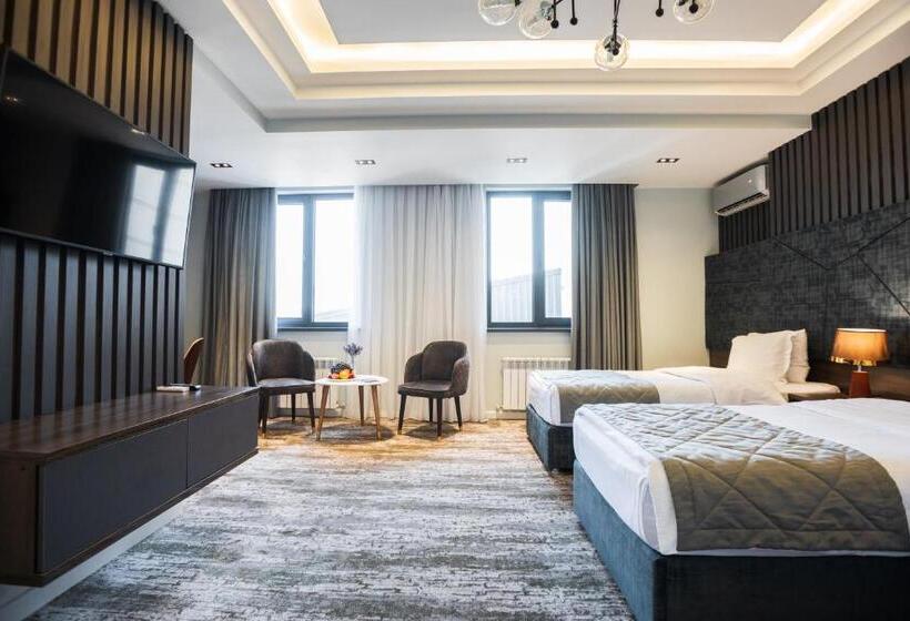 Háromágyas Standard Szoba, Roadside By Khorrot