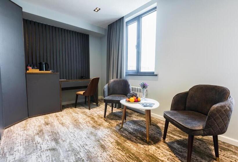 Háromágyas Standard Szoba, Roadside By Khorrot