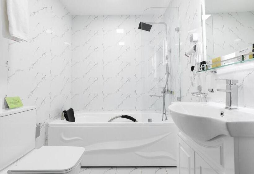 Háromágyas Standard Szoba, Roadside By Khorrot