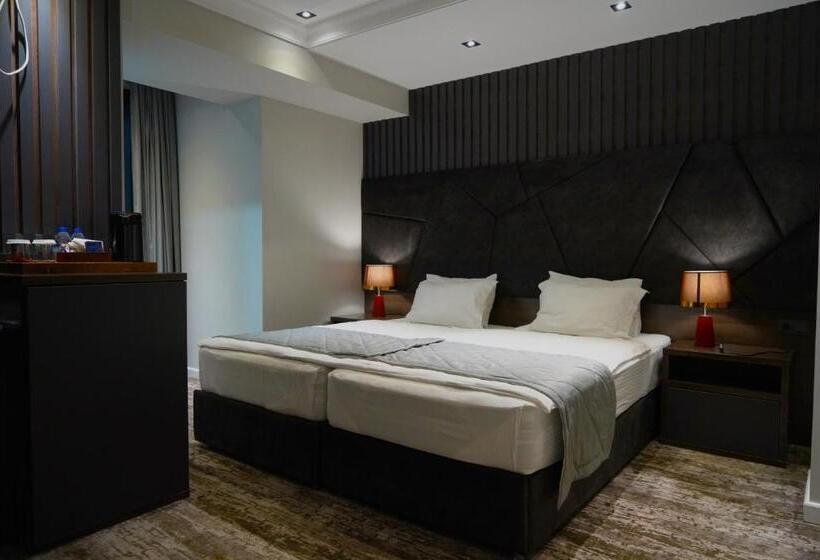 Economy Szoba, Roadside By Khorrot