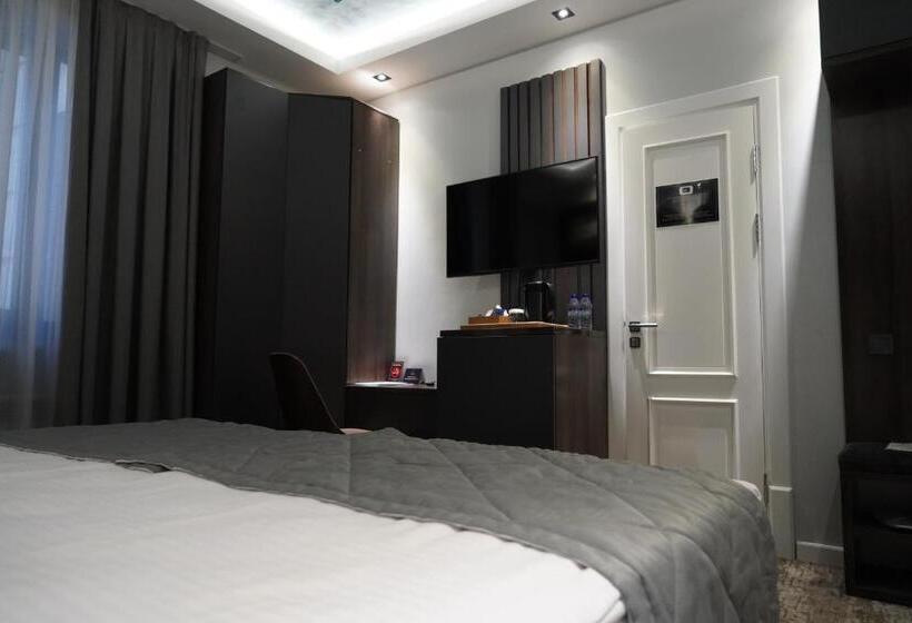 Economy Szoba, Roadside By Khorrot