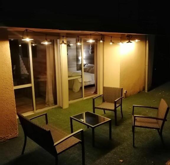 Люкс Вид на Сад, Lapausedegout Piscine Chambres Climatisées Terrasse Ou Patio