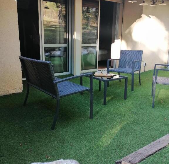 Люкс Вид на Сад, Lapausedegout Piscine Chambres Climatisées Terrasse Ou Patio