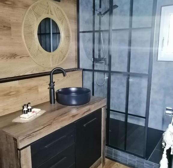 Люкс Вид на Сад, Lapausedegout Piscine Chambres Climatisées Terrasse Ou Patio