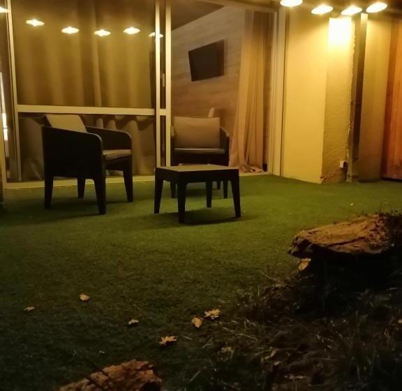 Люкс Вид на Сад, Lapausedegout Piscine Chambres Climatisées Terrasse Ou Patio