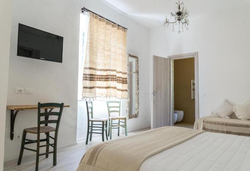 غرفة ديلوكس مطلّة علي البحر مزوَّدة بشُرفة, Agriturismo Belvedere 9