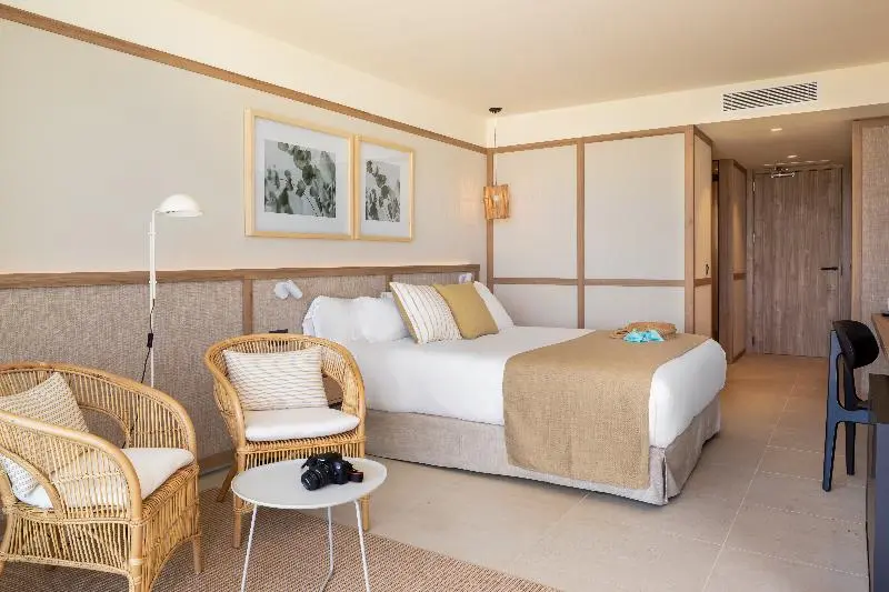 プレミアムトリプルルーム, Atzavara Hotel & Spa