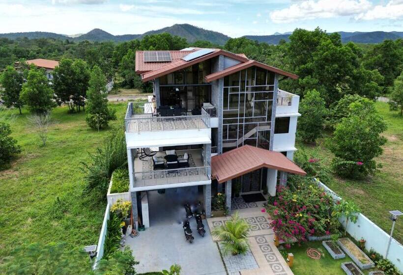 سوییت با چشم‌انداز باغ, Bella Villa Coron