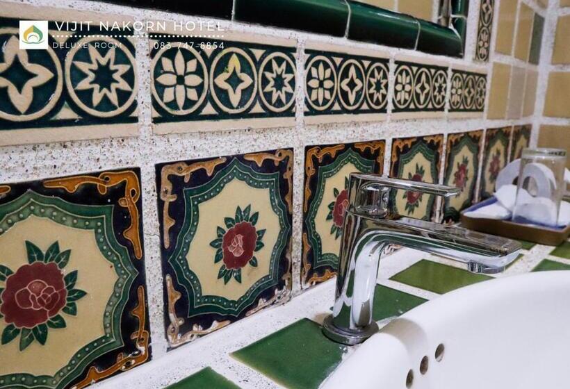 חדר דלוקס, Vijit Nakorn