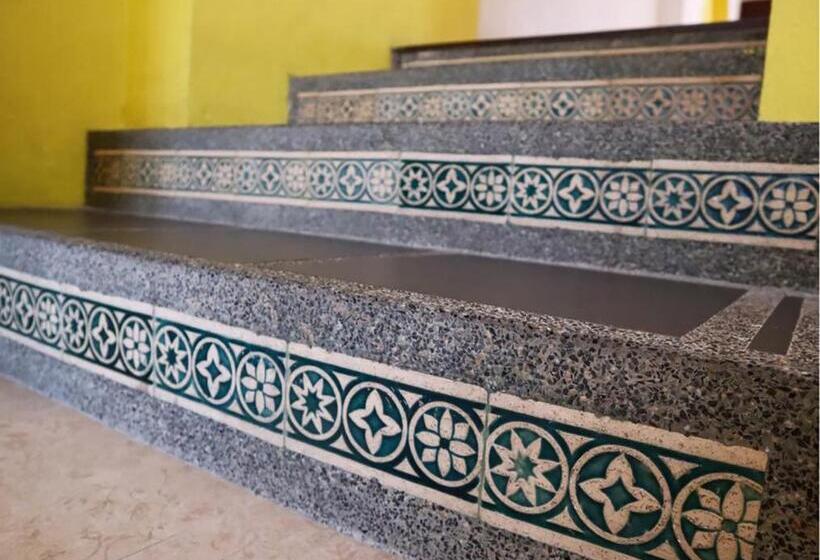 חדר דלוקס, Vijit Nakorn