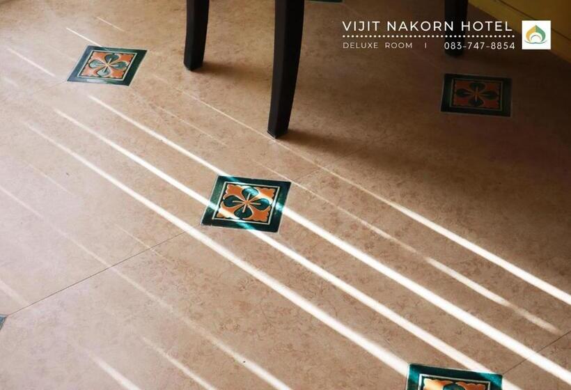 חדר דלוקס, Vijit Nakorn