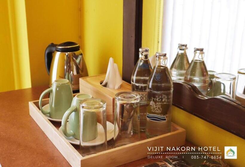 חדר דלוקס, Vijit Nakorn