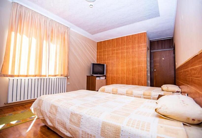 标准三人间, семеен хотел надежда