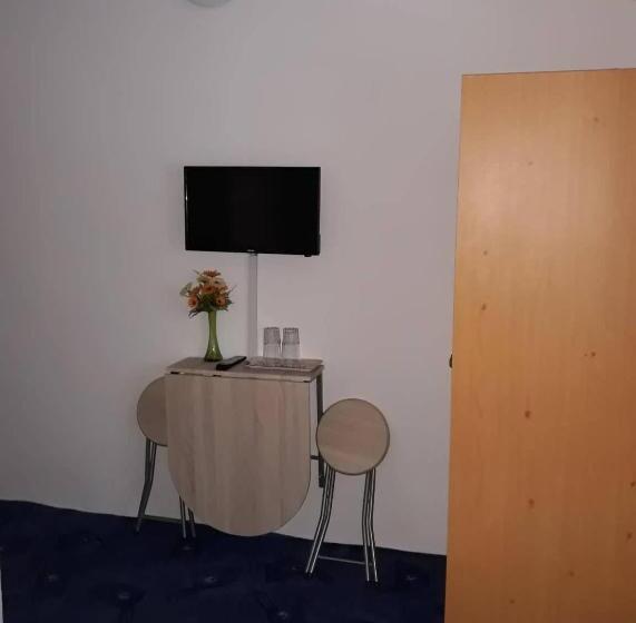 غرفة قياسية, Garden Etterem Kávézó és Panzió Tahitótfalú