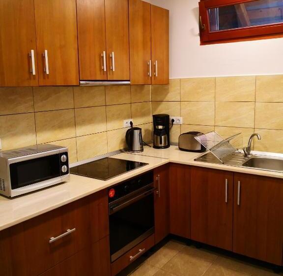 标准三人间, Pensiunea Nobila