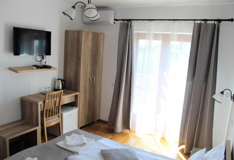 带阳台的三人标准间, Pensiunea Nobila