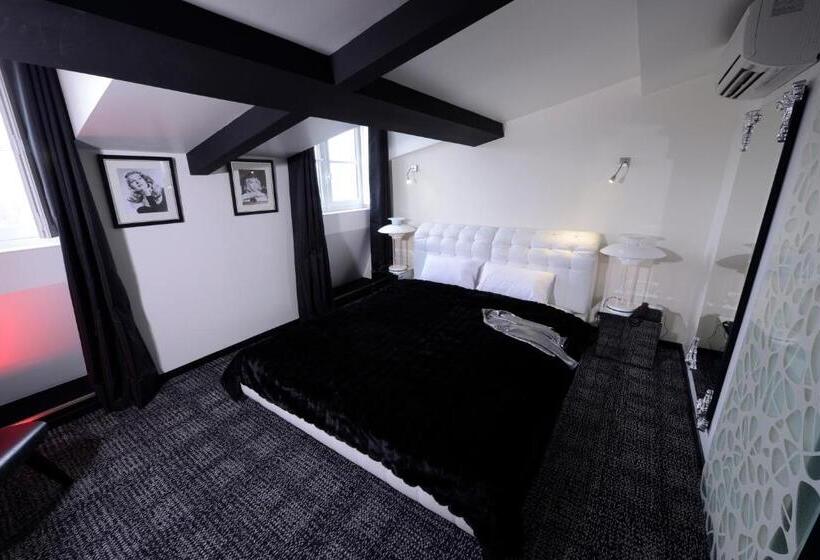 コンフォートルーム, Art