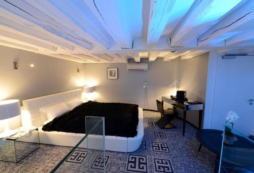 スタンダードルーム, Art