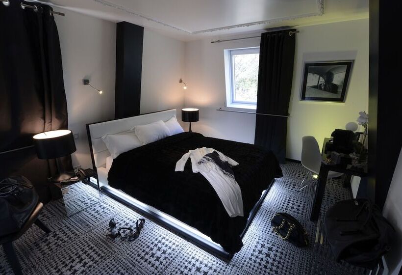 コンフォートルーム, Art