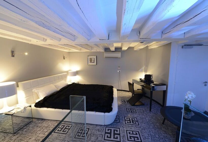 コンフォートルーム, Art