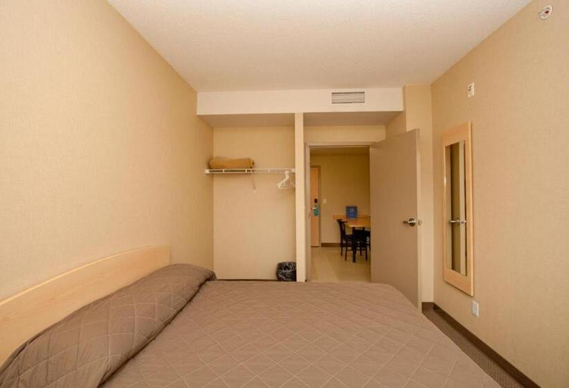 סוויטת 4 חדרים, Residence & Conference Centre   Kamloops