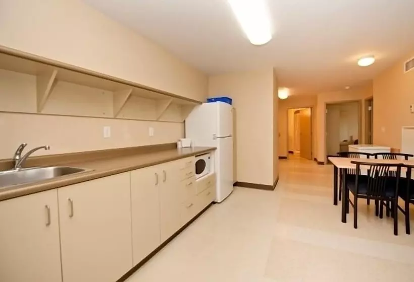 اتاق 4 خوابه, Residence & Conference Centre   Kamloops