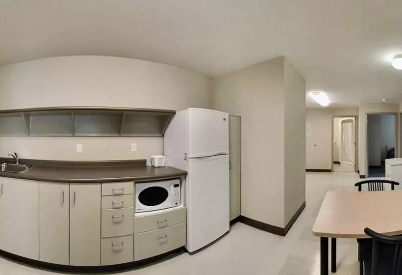 اتاق 4 خوابه, Residence & Conference Centre   Kamloops