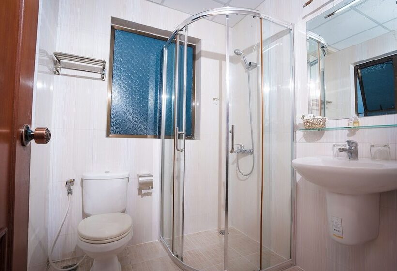 חדר משפחתי, Silver Mounts