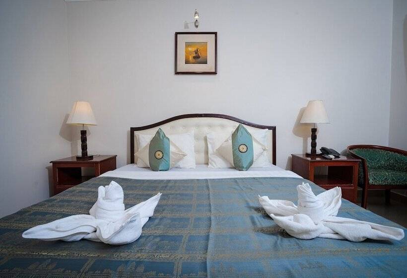 חדר משפחתי, Silver Mounts