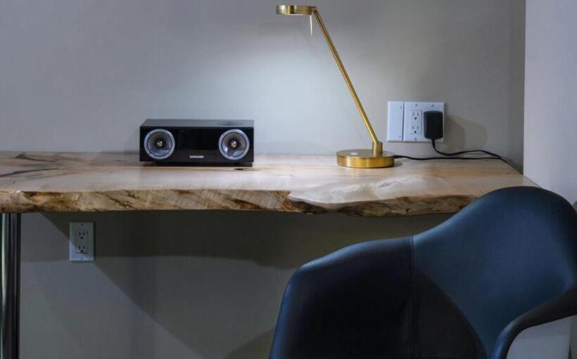 Номер Deluxe, Skwachays Lodge