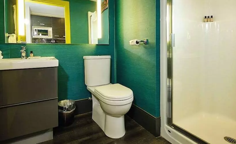 デラックスルーム, Skwachays Lodge