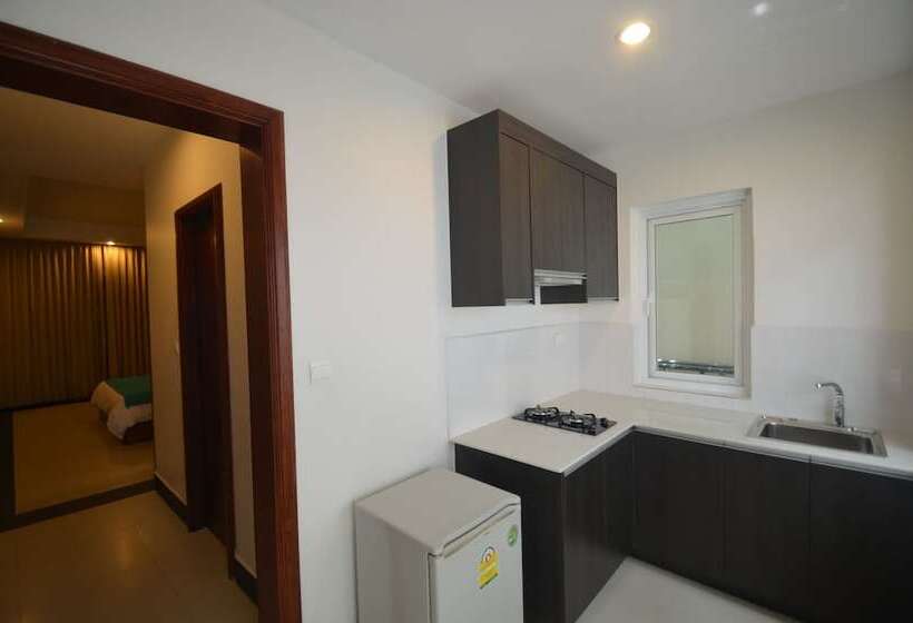 חדר משפחתי, Skyline Boutique