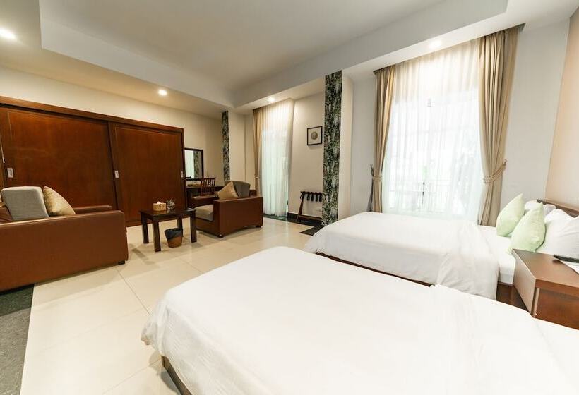 חדר משפחתי, Skyline Boutique