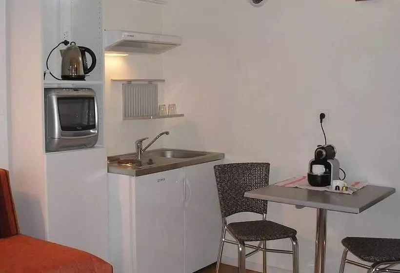 スタンダードスタジオ, Hôtel Pierre Blanche