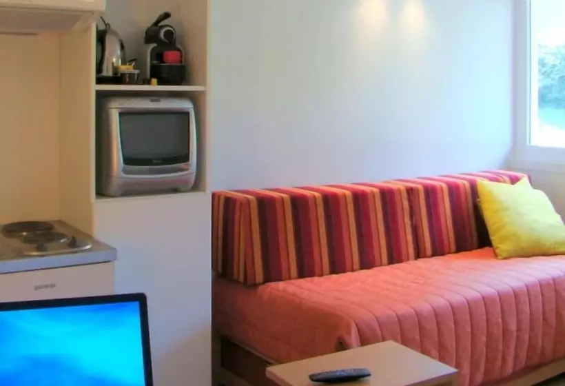 スタンダードスタジオ, Hôtel Pierre Blanche