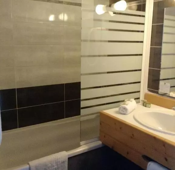 キングサイズベッドのスタンダードルーム, Logis Hotel Restaurant Spa Le Lac