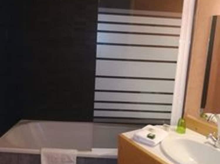 اتاق استاندارد سه نفره, Logis Hotel Restaurant Spa Le Lac