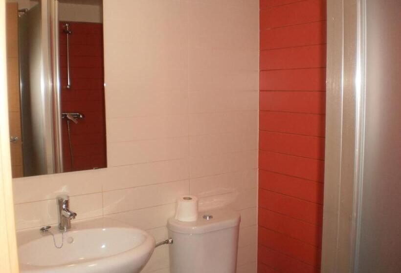 اتاق استاندارد سه نفره, Albergue Inturjoven Sevilla